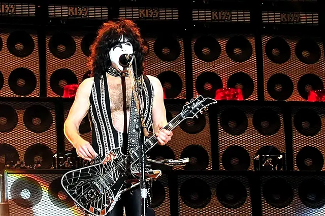 Paul Stanley cantando y tocando la guitarra sobre el escenario