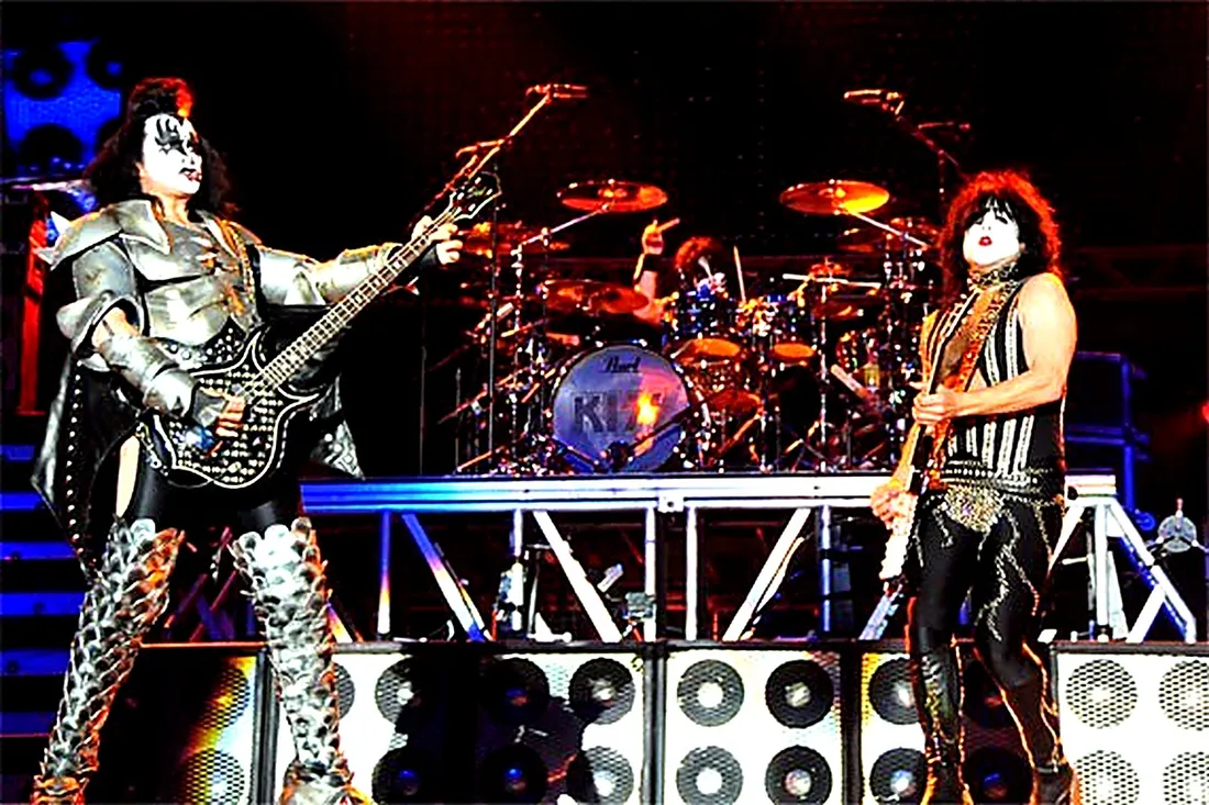 Gene Simmons y Paul Stanley tocando en el escenario, con Eric Singer en la batería detrás