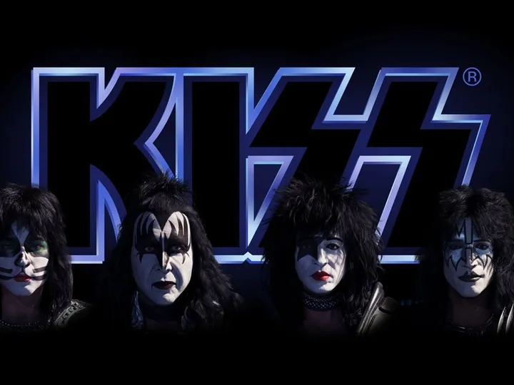 Avatares digitales de KISS junto al logo de la banda