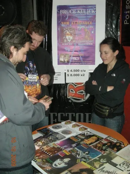 Stand con los discos Audio Dog y Transformer de Bruce Kulick a la venta durante la Kiss Expo 2009