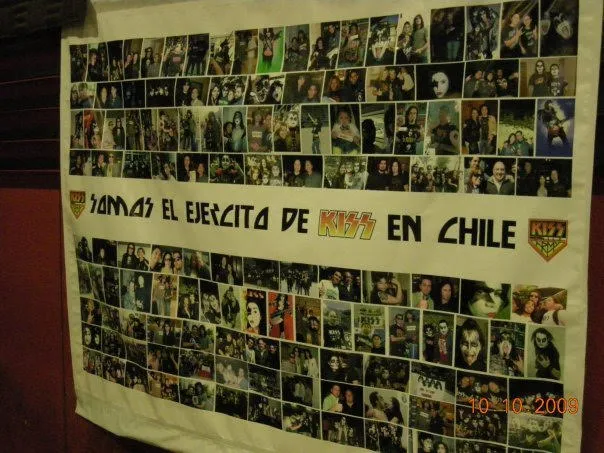 Lienzo con el mosaico de fotos de fans que enviaron su foto para el evento, con el texto Somos el Ejercito de KISS en Chile