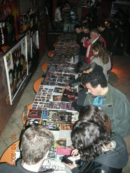 Mesa con revistas, discos y memorabilia de KISS en exhibición durante la Kiss Expo 2009