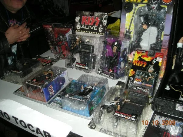 Figuras de acción y muñecos coleccionables de KISS en exhibición