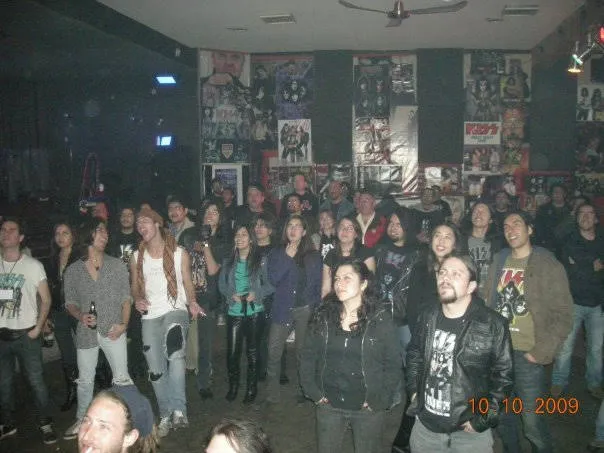 Público de KISS Army Chile expectante antes del show de la banda tributo Revenge