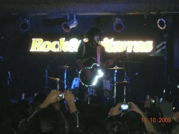 Integrante de Revenge tocando la guitarra sobre el escenario del Club Rock y Guitarras