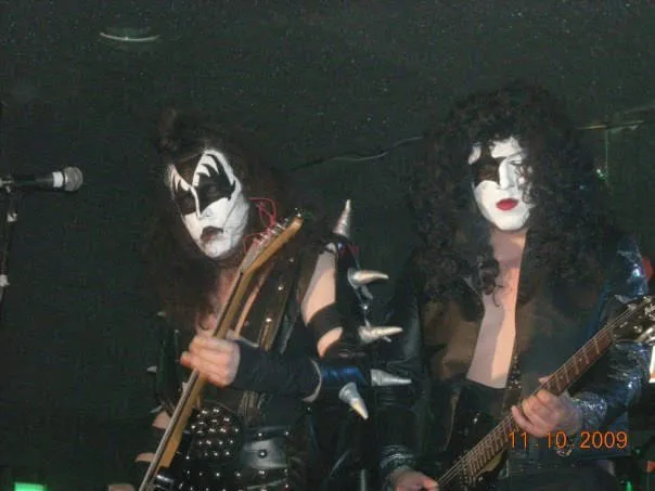 Integrantes de Revenge caracterizados como Gene Simmons y Paul Stanley durante el show