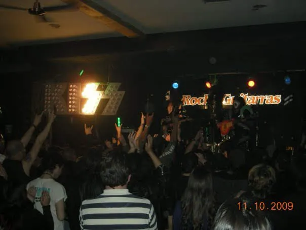 Público con las manos arriba durante el show de Revenge en el Club Rock y Guitarras