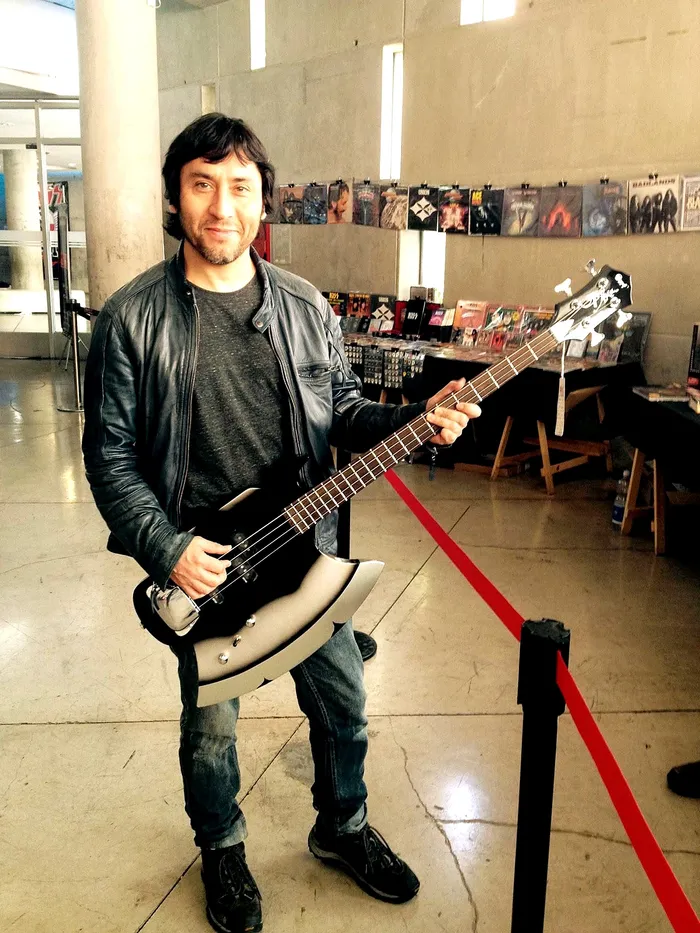 Fan de KISS Army Chile posando con un bajo Explorer en la Kiss Expo 2015
