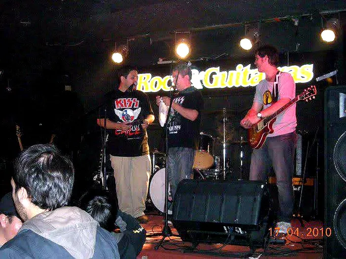 Integrantes de una banda tributo a KISS en el escenario del Club Rock y Guitarras