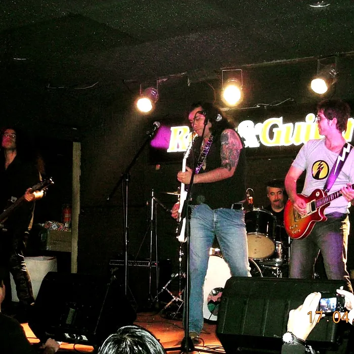 Banda tributo Revenge tocando en vivo en el Club Rock y Guitarras