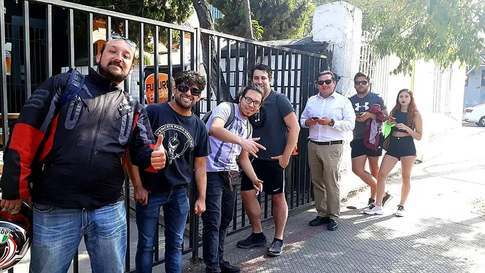 Fans de KISS Army Chile en las afueras de Goodstock durante el Kiss Day