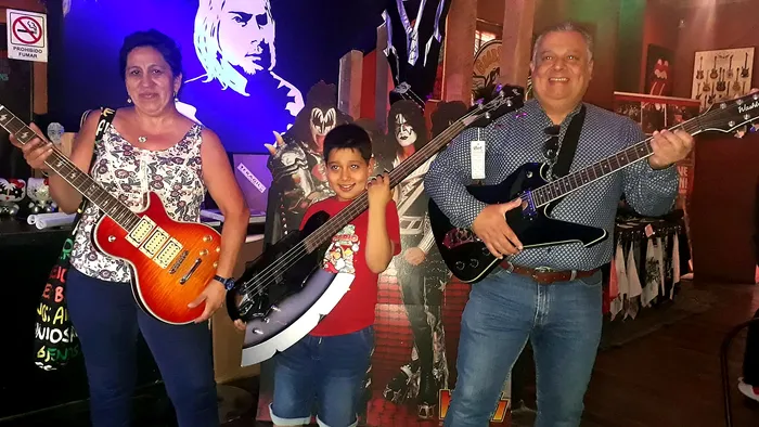 Una familia posando con guitarras durante el Kiss Day