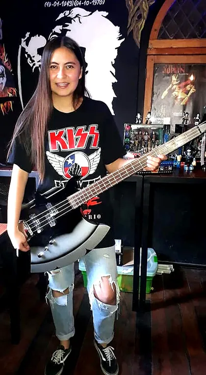 Una fan posando con un bajo durante el Kiss Day