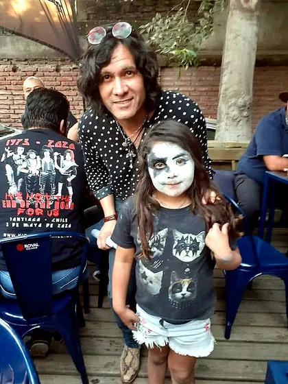 Un fan junto a una niña con la cara pintada durante el Kiss Day