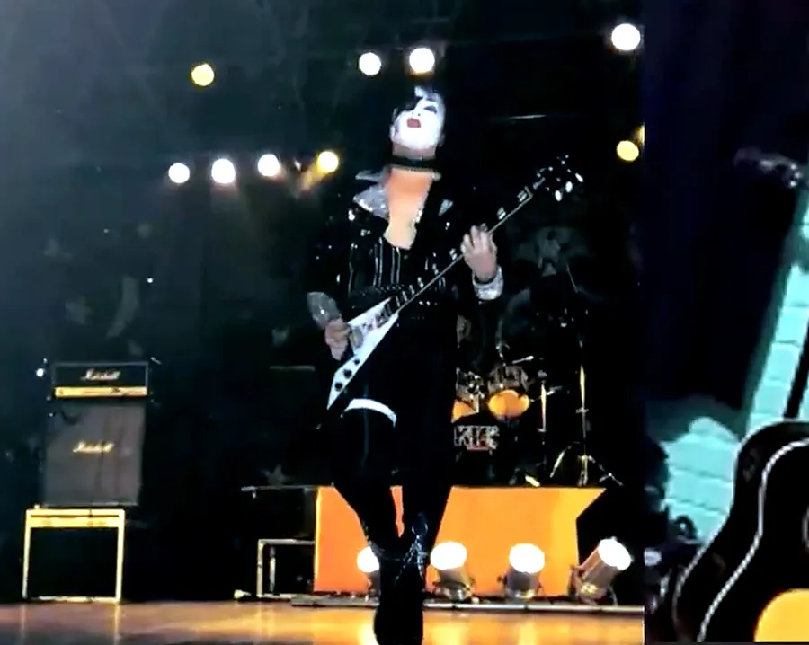 Integrante de Kisserblood con maquillaje de KISS tocando una guitarra Flying V en vivo