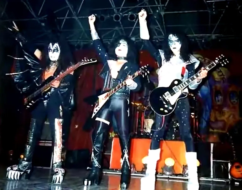 Integrantes de Kisserblood con maquillaje y vestuario de KISS en el escenario