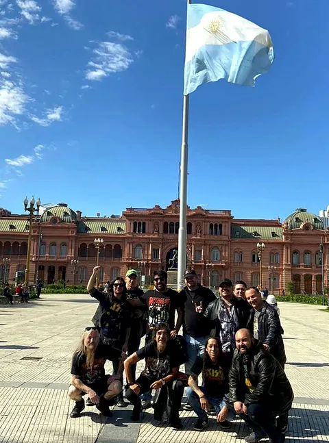 Grupo de KISS Army Chile posando frente a la Casa Rosada en Buenos Aires