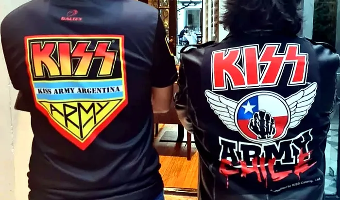 Dos fans mostrando las poleras de KISS Army Argentina y KISS Army Chile