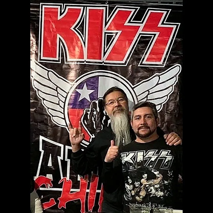 Juan Carlos “Lobo” Araneda junto a un fan frente a un lienzo de KISS Army Chile