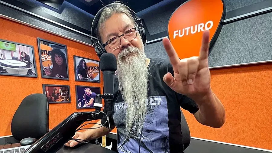 Juan Carlos “Lobo” Araneda haciendo el signo del rock en el estudio de Radio Futuro