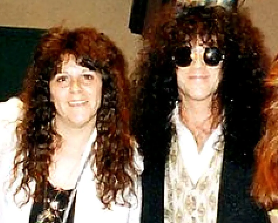 Loretta Caravello junto a su hermano Eric Carr