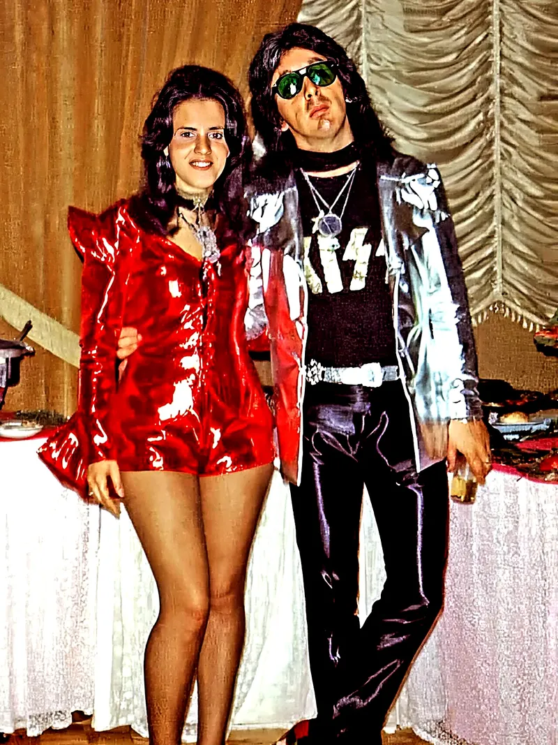 Lydia y Peter Criss disfrazados en una fiesta de los años setenta