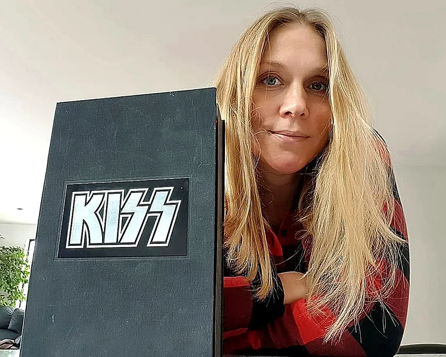 Matilda Svensson posando junto a una caja de colección de KISS