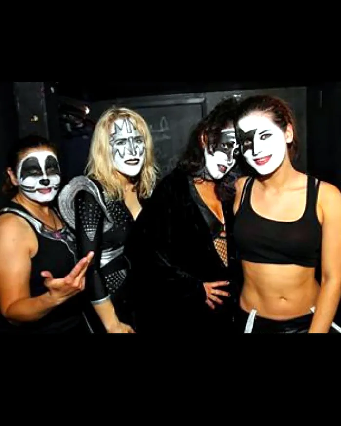 Moa Muñoz junto a otras integrantes de PRISS con maquillaje de KISS en un evento de Halloween