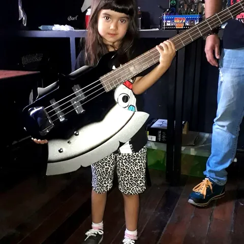 La próxima generación del KISS Army, con su bajo