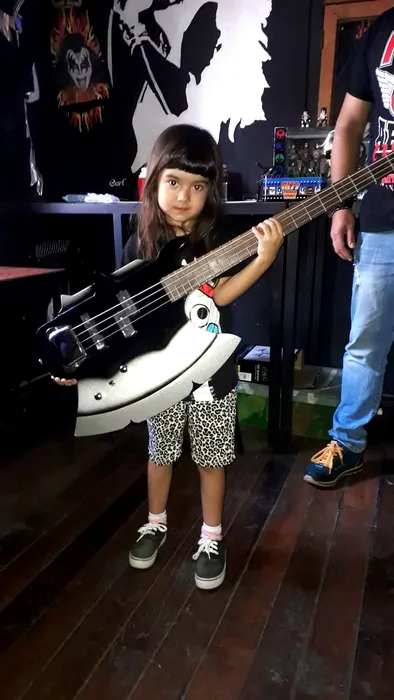 La próxima generación del KISS Army, con su bajo