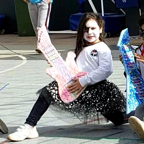 En un acto escolar, con su guitarra de cartón