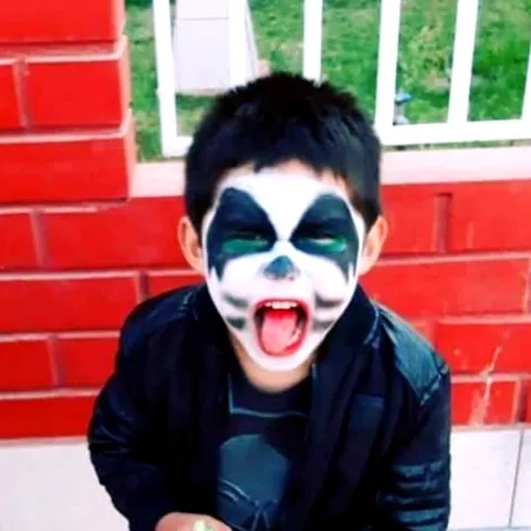 Maquillado como KISS, listo para la fiesta
