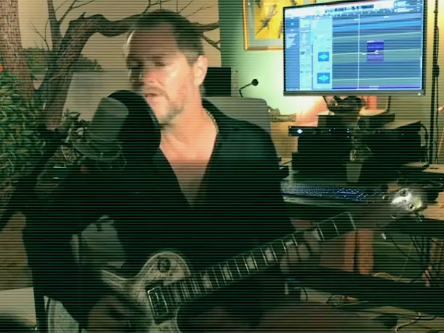 Pedro Frugone tocando guitarra en su estudio en Austin, Texas
