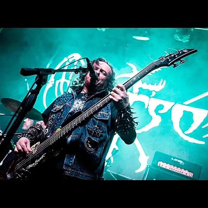 Rodrigo “Pera” Cuadra tocando el bajo en vivo con Dorso