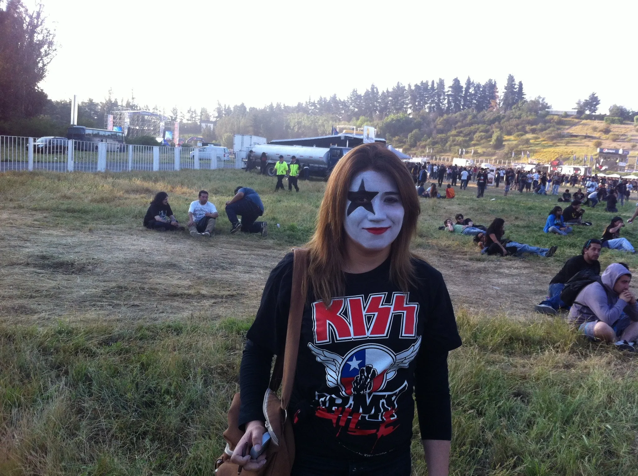 Evelyn Vásquez pintada como Peter Criss en un concierto