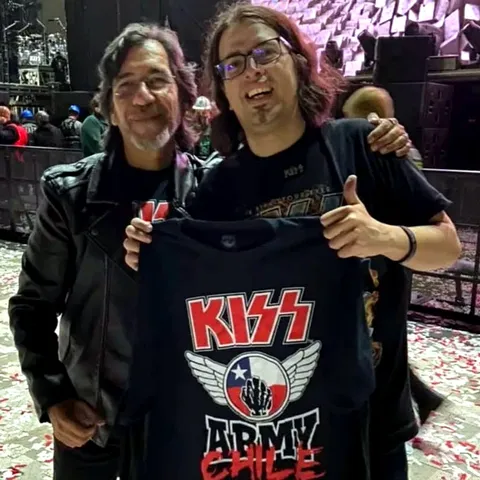 Con la polera de KISS Army Chile, tras un concierto de KISS