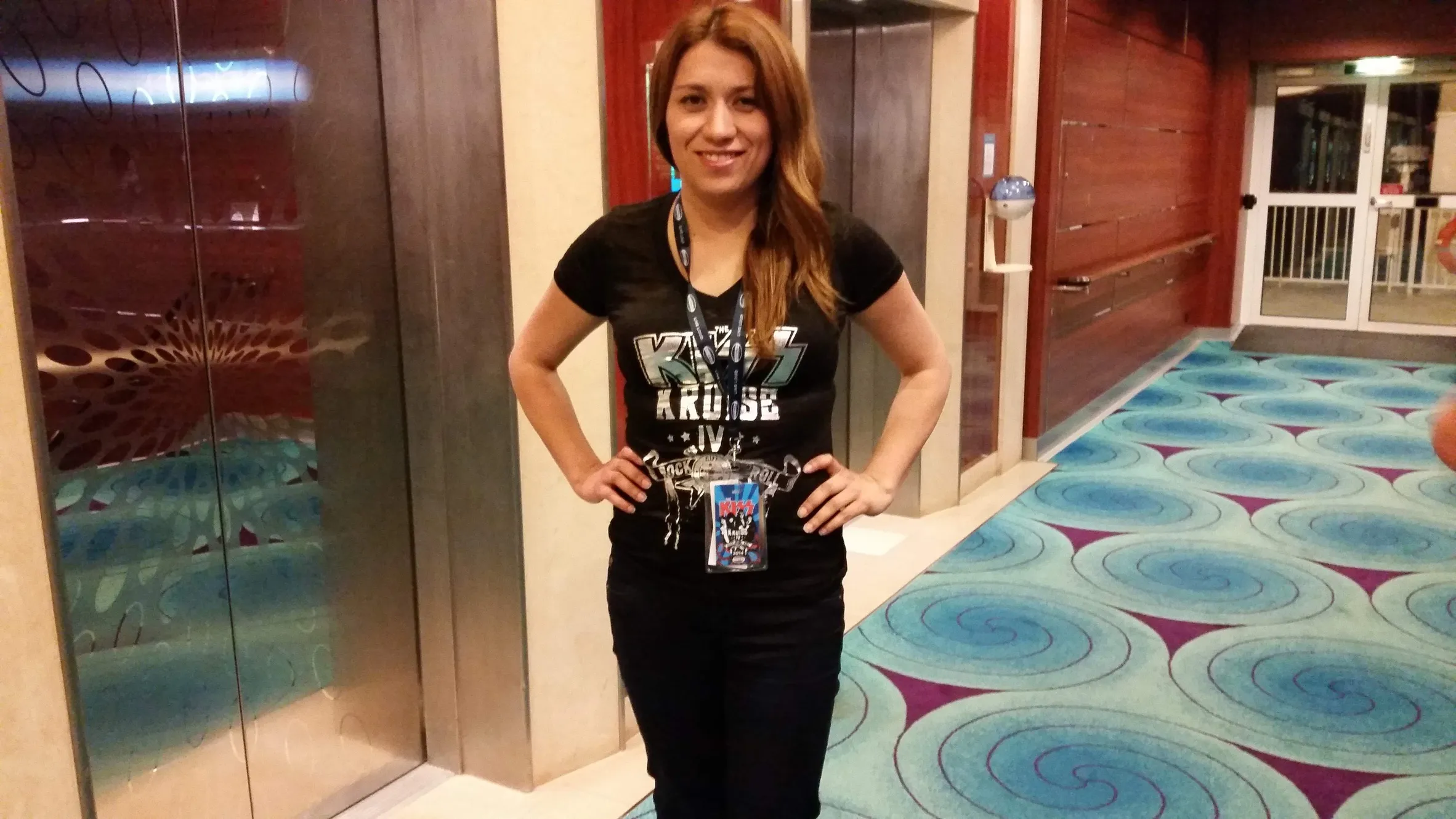 Evelyn Vásquez con la polera del KISS Kruise IV en el pasillo del barco