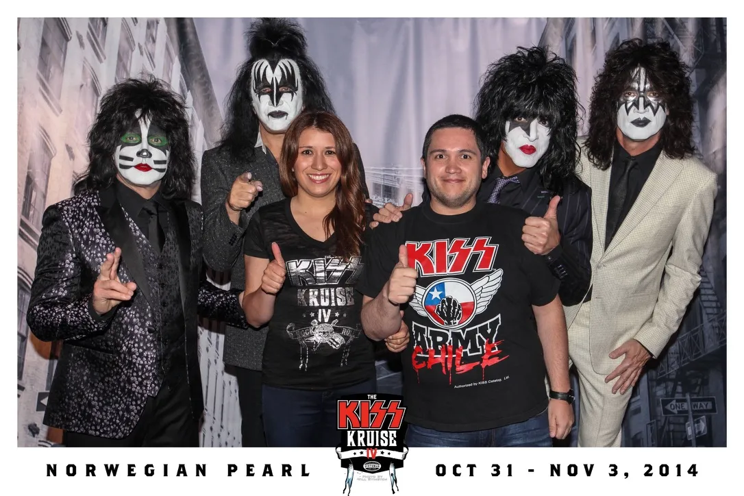 Jaime Toro junto al equipo KISS Army Chile y la banda caracterizada de KISS, KISS Kruise IV, 2014