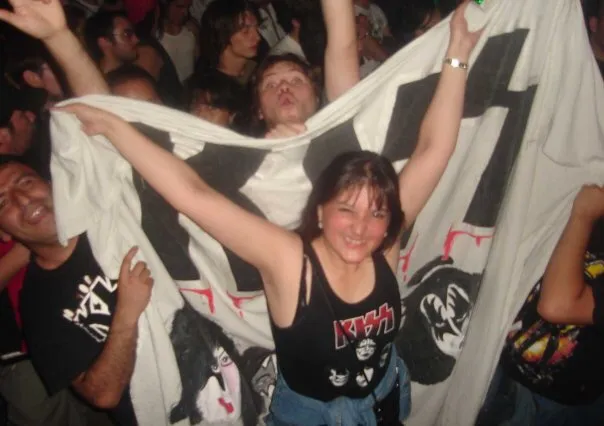 Myri levantando una bandera de KISS en un concierto