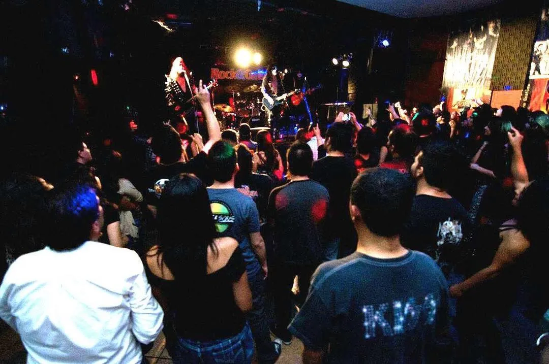 Revenge tocando en vivo frente al público en el Club Rock y Guitarras