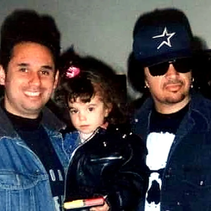 Rolando Ramos junto a su hija y Gene Simmons en 1994