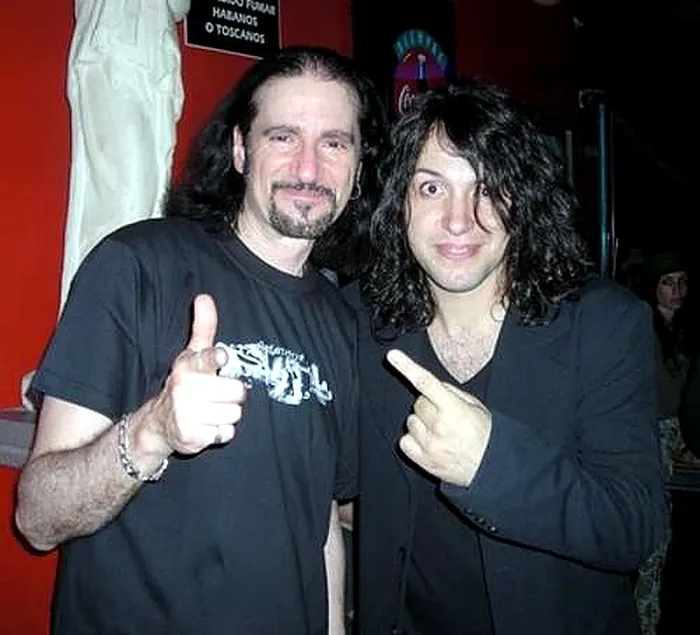 Sebastián Gava junto a un amigo músico entre bambalinas
