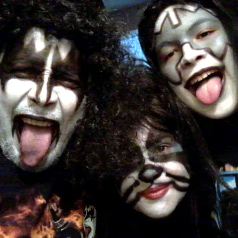 Selfie grupal, maquillados como KISS