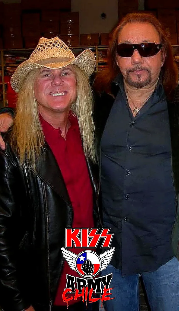 Tod Howarth junto a Ace Frehley