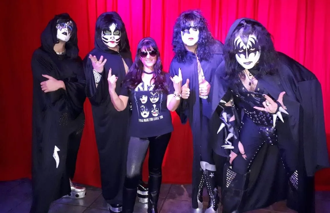 Myri con la banda tributo Kiss Alive, de Argentina