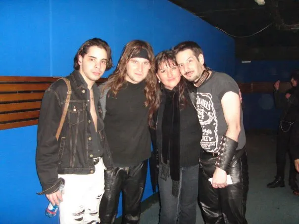 Myri con amigos de las bandas tributo