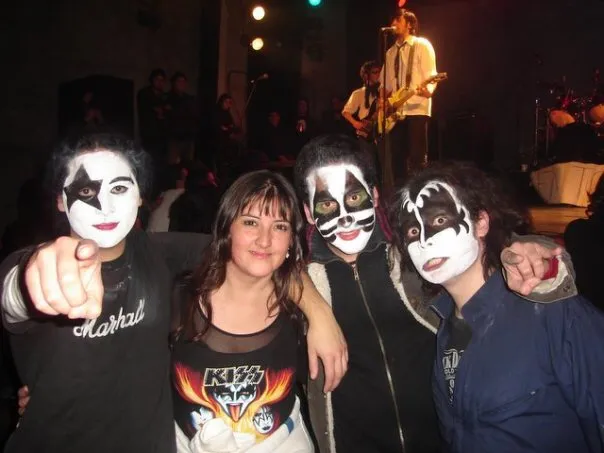 Myri con la banda tributo Kiss My Ass