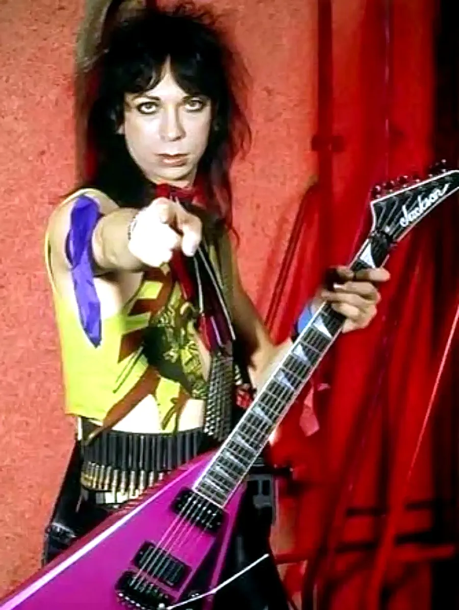 Vinnie Vincent antes de unirse a KISS, con guitarra Jackson Flying V rosada